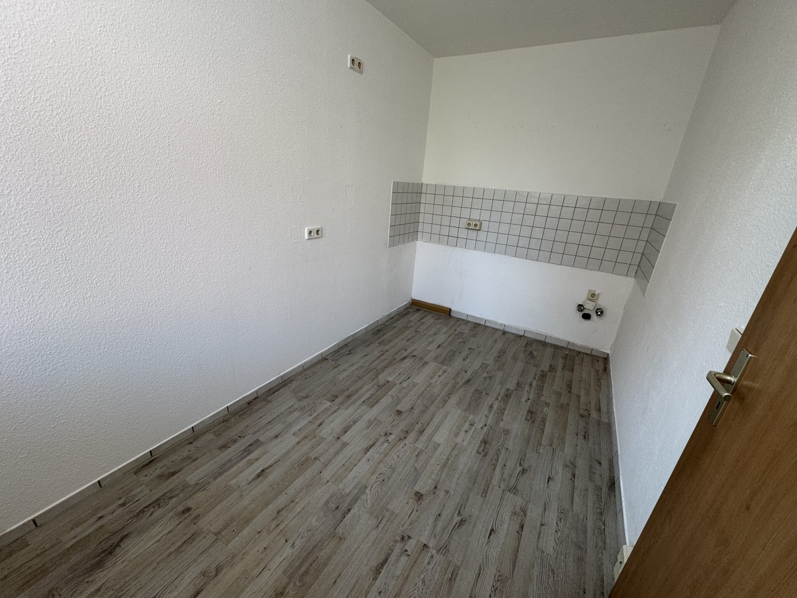 Küche mit Fenster und Fliesenspiegel